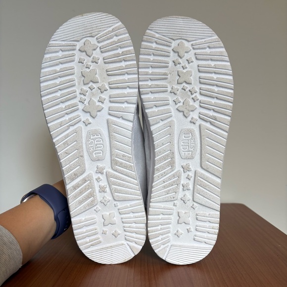 Hey Dude Wendy Metallic Shine Silver Slip On Sneakers youth 6 Women 8 - Picture 5 of 7